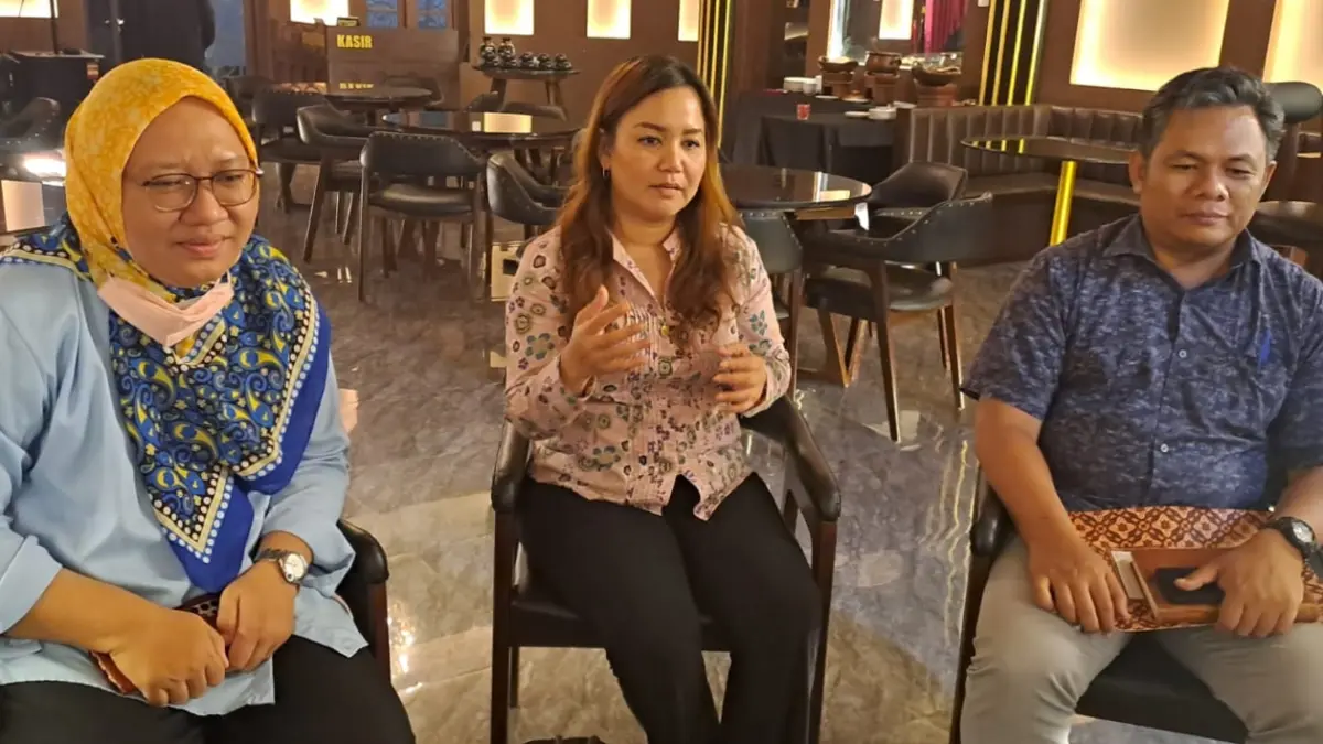 Kadiv Sekper, Humas, dan Legal PT Taru Martani (Perseroda), Lastri Sri Ulina br Ginting (tengah) didampingi Kadiv SDM Umum Danu Fratomo (kanan) dan Manajer SDM Noviati Hadiana (kiri) saat memberikan klarifikasi terkait aksi massa buruh yang mendesak penerapan Struktur dan Skala Upah (SUSU) di Kompleks Kepatihan belum lama ini.