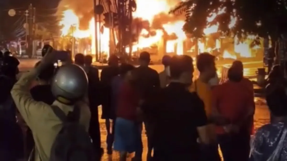 Kebakaran melanda permukiman di Jalan Teuku Nyak Arif, Kebayoran Lama Utara, Jakarta Selatan, yang menghanguskan 18 rumah dan empat tempat usaha serta berdampak terhadap 150 jiwa. Sumber foto: https://vt.tiktok.com/ZSb19A73r/