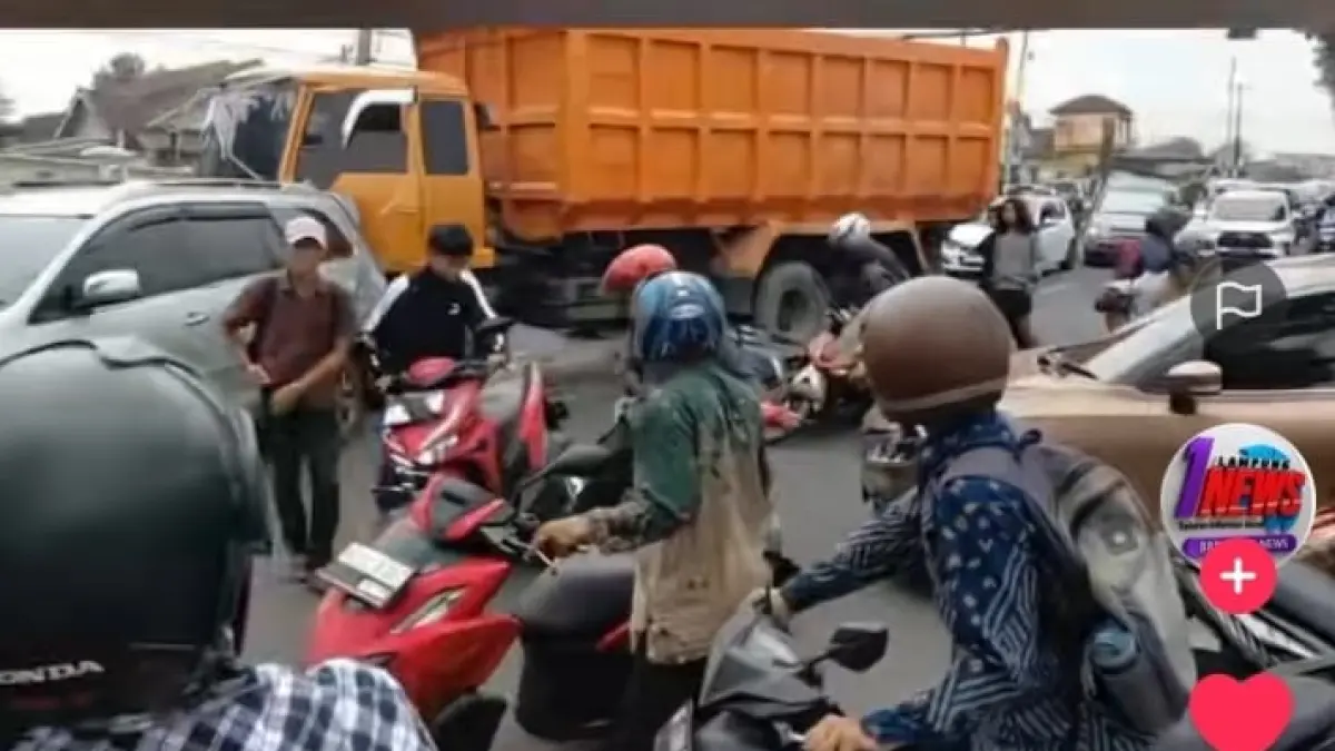 Kecelakaan beruntun di depan Sekolah Baitul Jannah, Jalan Pramuka, Bandar Lampung, Selasa (22/9/2026). (Tangkapan layar TikTok Berita Lampung)
