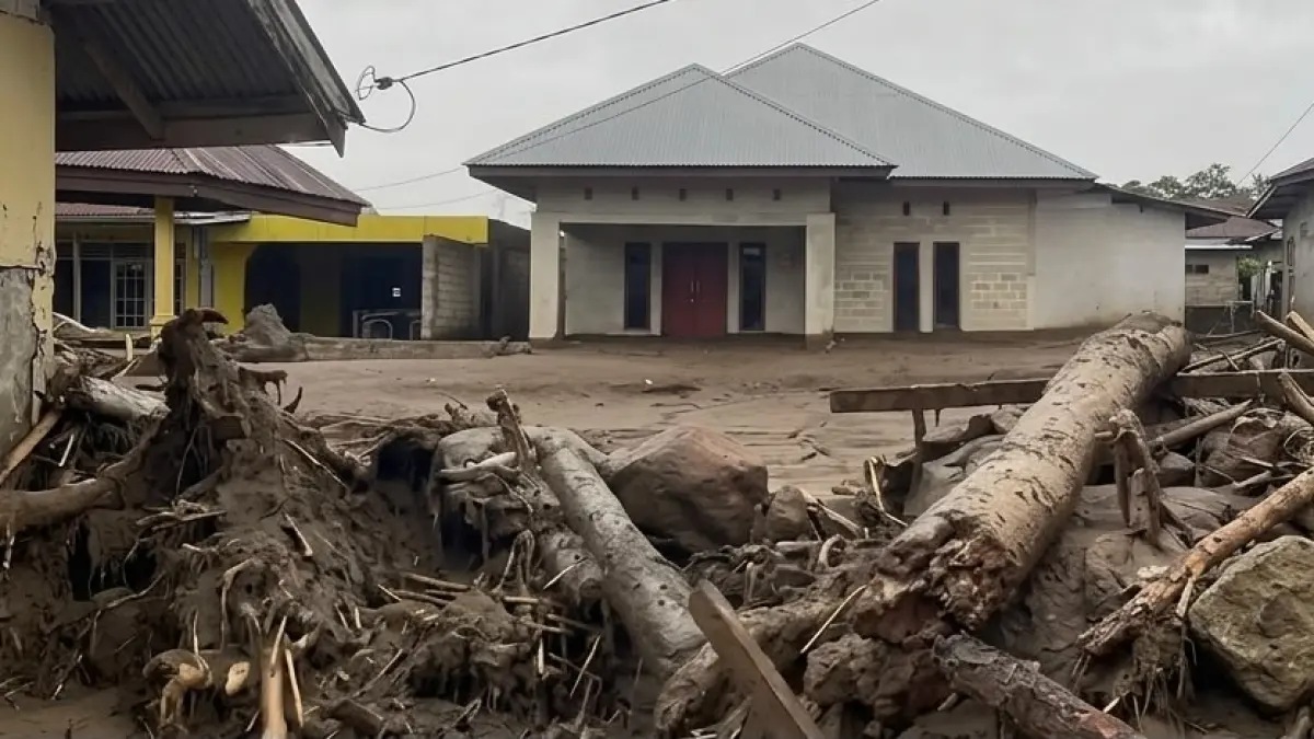 Kondisi permukiman warga di Arosuka, Gunung Talang, Kabupaten Solok yang tertimbun material lumpur, kayu, dan batu sisa galodo pada Selasa (22/9/2026).