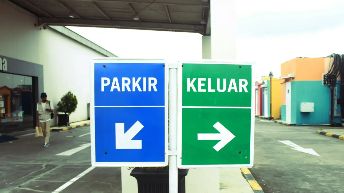 Plang penunjuk parkir yang biasa ditemui di mall. (Sumber: Unsplash)