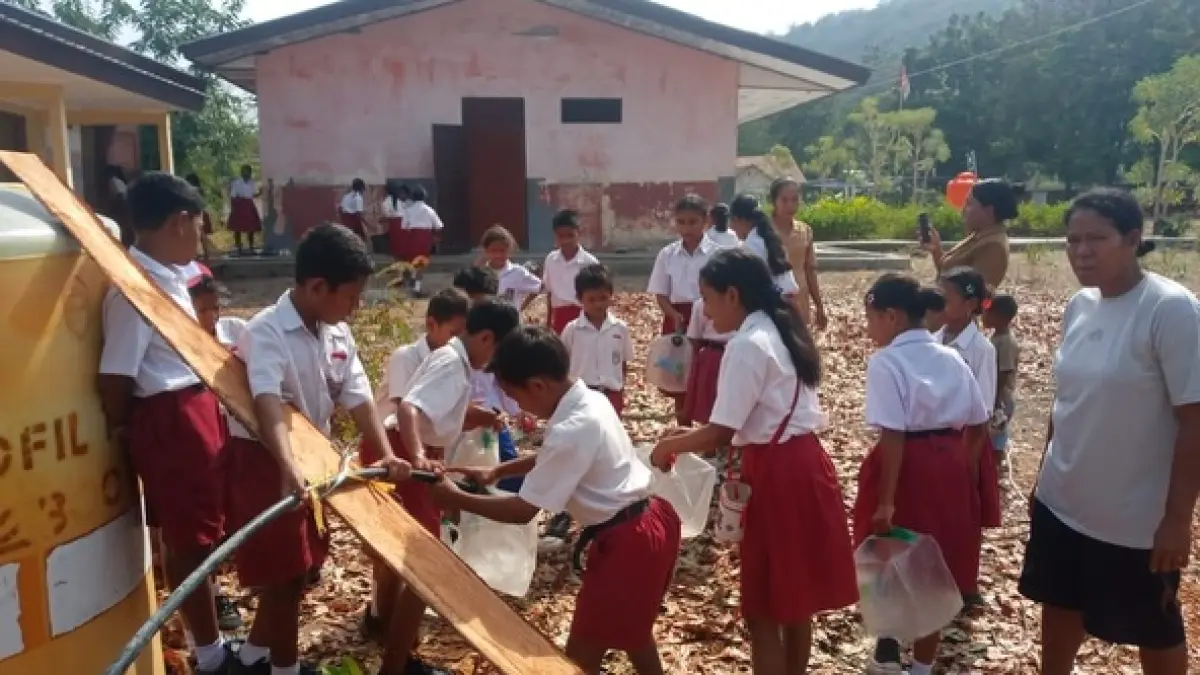 Siswa SD di Langedhawe, Nagekeo, NTT antusias menampung air bersih yang baru mengalir dari pengeboran 80 meter. (Dok:haikalsanad)