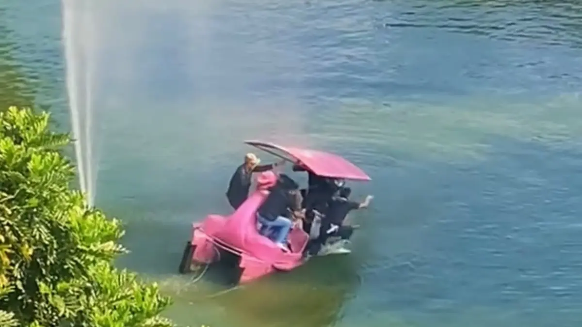 Kapal bebek wisata dilaporkan tenggelam di danau rekreasi Kampus Universitas Muhammadiyah Malang (UMM), Selasa (22/9/2026), dalam insiden yang diduga berkaitan dengan kelebihan muatan.&nbsp;Sumber foto: https://vt.tiktok.com/ZSbd1mAYC/