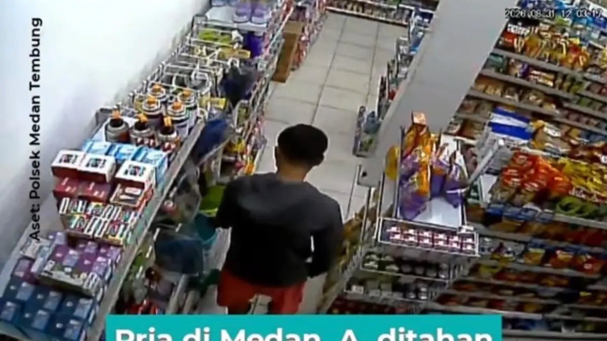 Polisi mengamankan pria berinisial A alias Ayub (23) yang diduga menggunakan modus membakar rak minimarket untuk mengalihkan perhatian karyawan sebelum mencuri uang dari kasir di Medan dan Deli Serdang.&nbsp;Sumber foto: https://vt.tiktok.com/ZSbdFChJp/