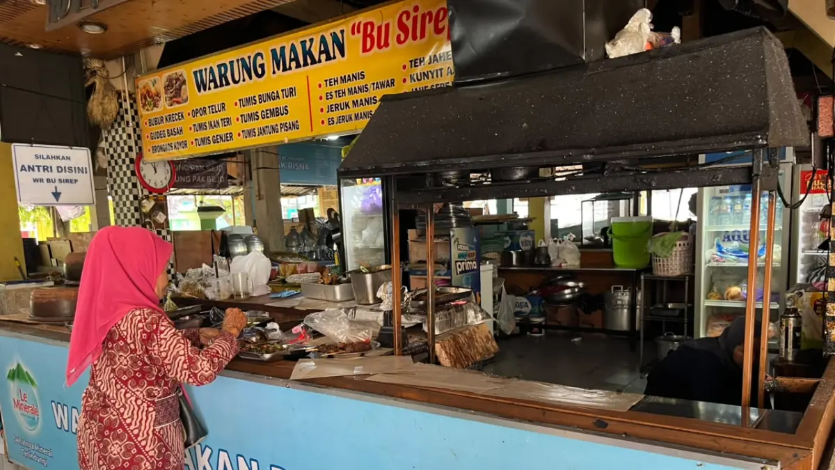 Suasana yang ada di Warung Makan Bu Sirep yang terletak di Pasar Ngasem