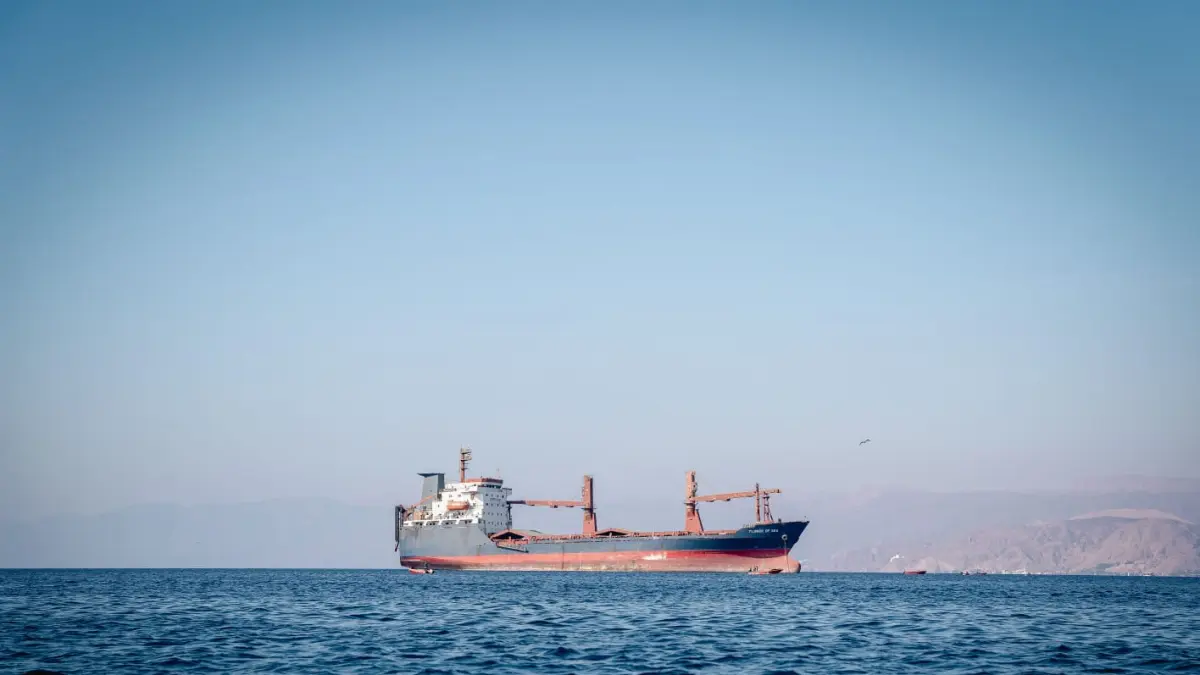Kapal pengangkut yang lewat di Selat Hormuz. (Sumber: Pexels)