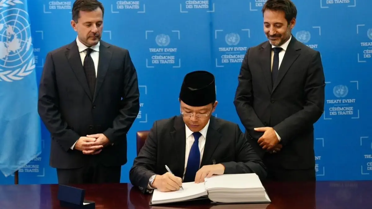 Menteri Luar Negeri RI Sugiono menandatangani Konvensi Siber di Markas Besar PBB, New York, Amerika Serikat, pada Kamis (24/9). (Sumber: Kementerian Luar Negeri RI)