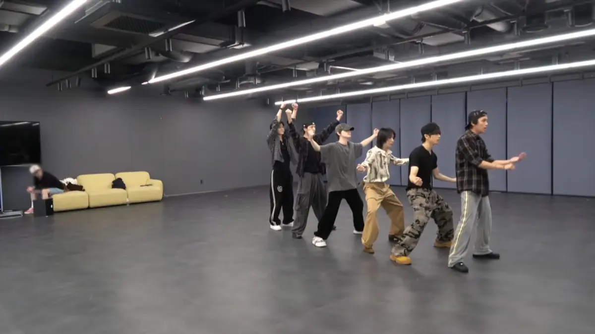 konten latihan NCT Dream yang memperlihatkan sosok pria berwajah blur yang diduga kuat sebagai Mark Lee.  (foto: tangkapan layar YouTube)