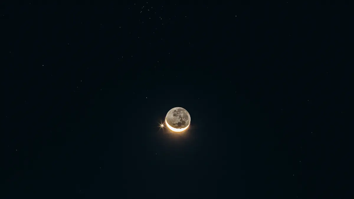 Planet Venus terlihat bersinar di samping bulan, membuatnya sering disebut dengan Bintang Kejora. (Sumber: Pexels)