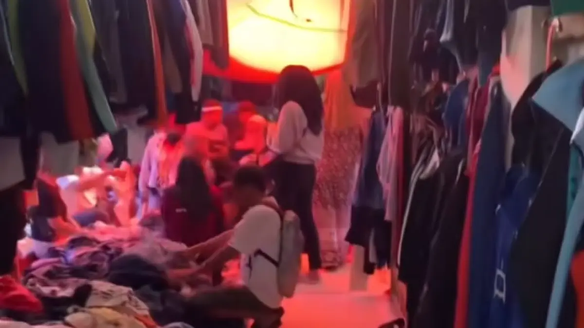 Berburu baju bekas masih layak (thrifting). (Tiktok/@afnipurnama)