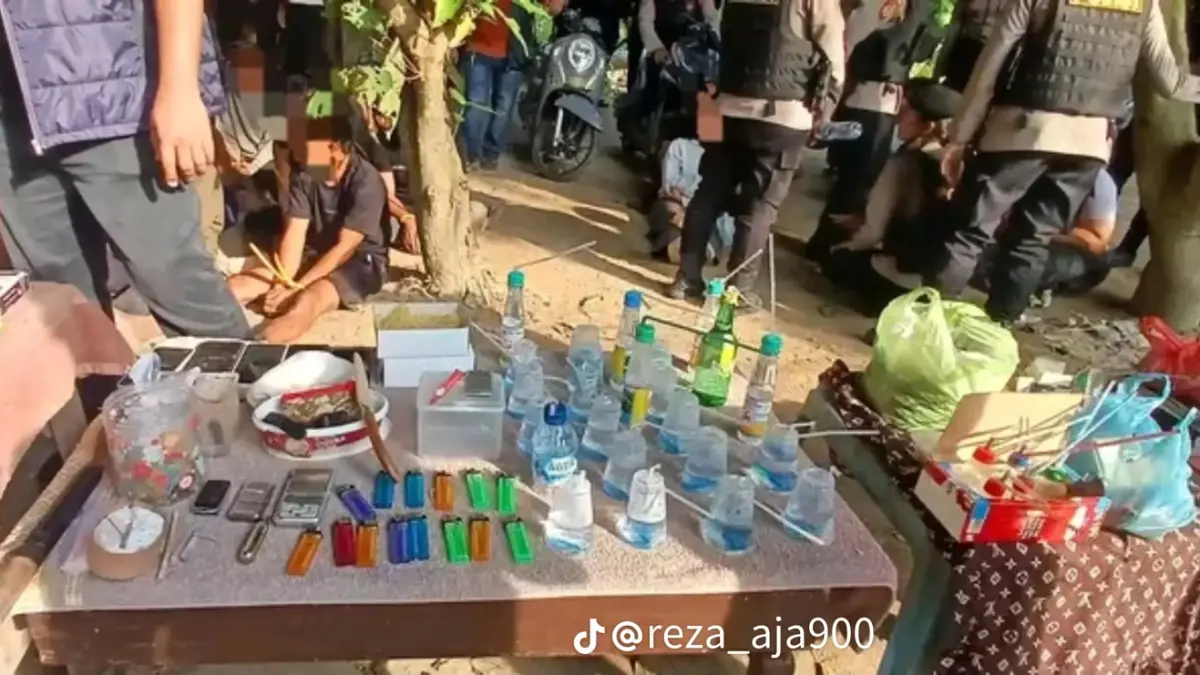 Petugas menggerebek sarang narkoba di Percut Sei Tuan, Medan.

Sumber foto: https://vt.tiktok.com/ZSbTDUYw5/