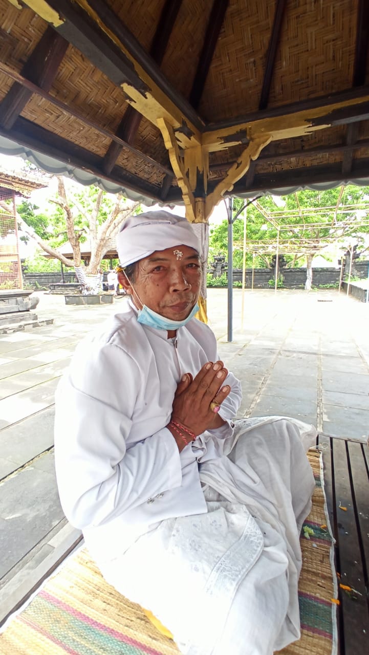Pengempon Pura Segara Rupek, Jro Mangku Wayan kutang