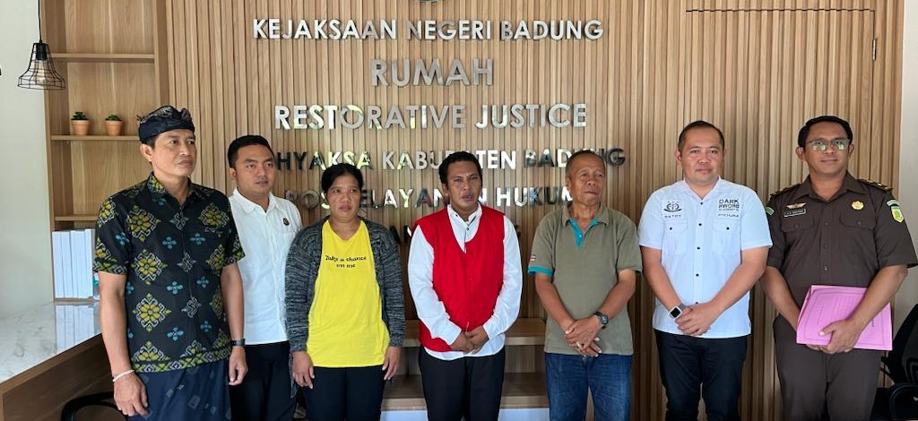 HENTIKAN PENUNTUTAN: Tersangka Mulyadi (rompi merah) batal diadili setelah kasusnya dihentikan melalui pendekatan restorative justice, Rabu (29/11).