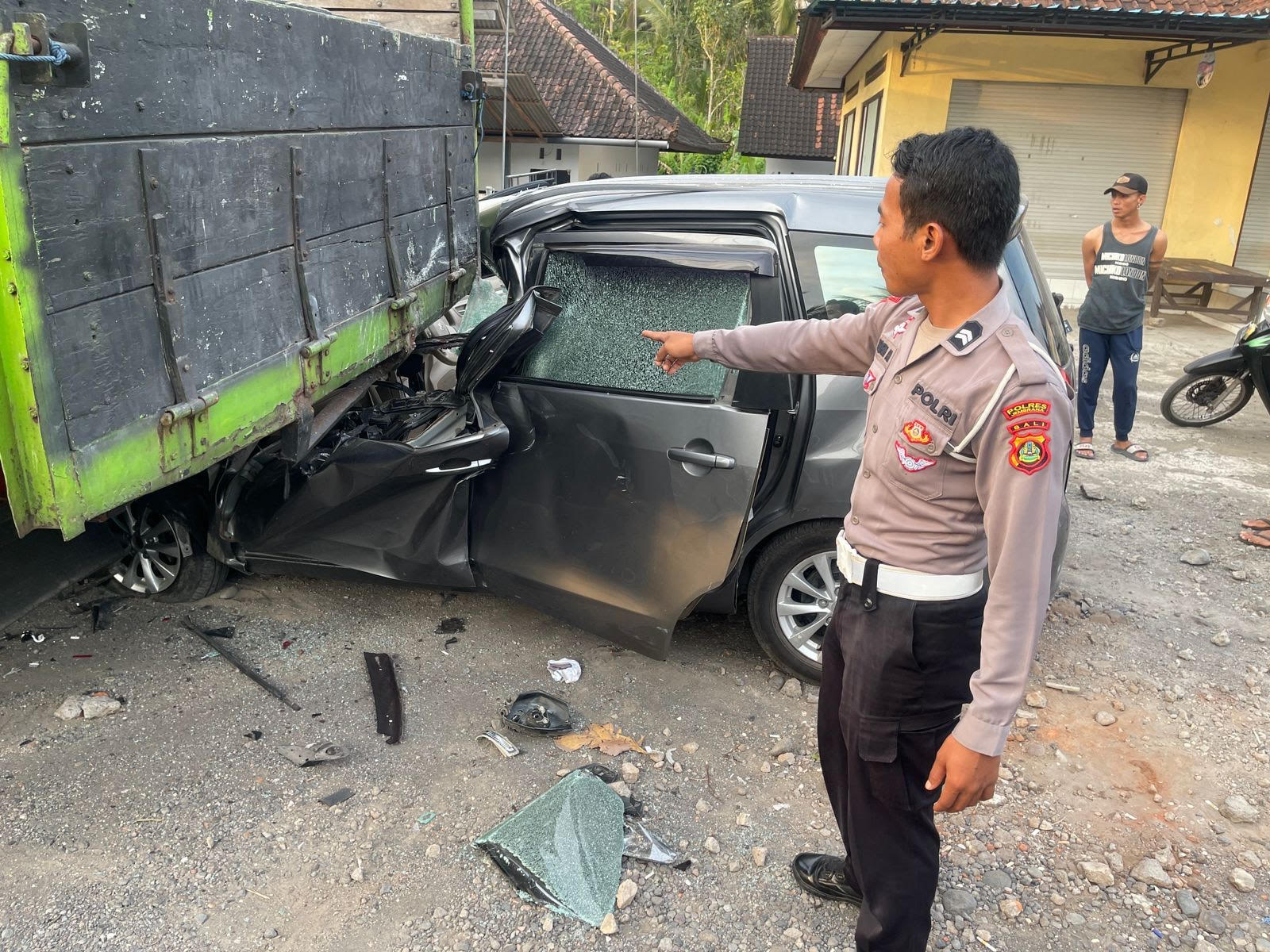 RINGSEK: Mobil Ertiga seruduk truk parkir usai senggolan dengan sepeda motor di Pekutatan, Jembrana, Bali, Senin (27/11).