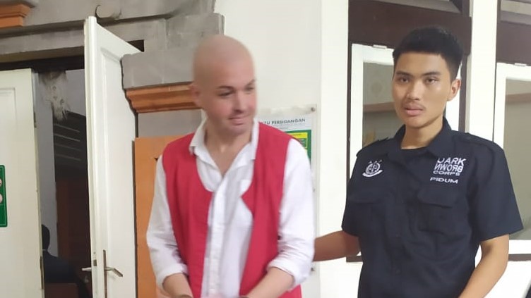 GEGARA CEMBURU: Daniel James Brown asal Australia dituntut 5 bulan penjara di PN Denpasar, Bali, Kamis (30/11).