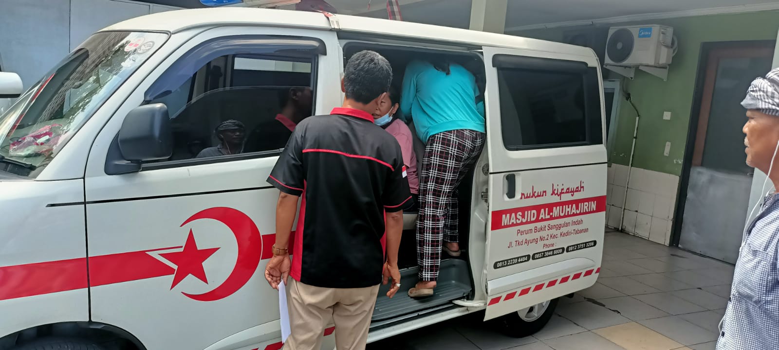 Jenazah Rudi dibawa keluarganya pulang ke Mojokerto, Jatim  menggunakan ambulance untuk dimakamkan, Kamis (30/11).