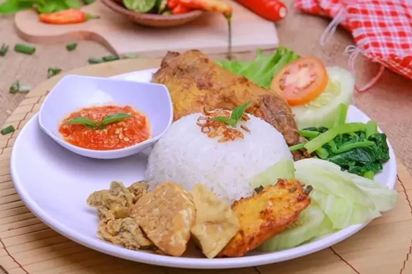 PEDASNYA POOL: Sego tempong salah satu kuliner khas Banyuwangi yang banyak ditemui di sejumlah warung seputar Pelabuhan Ketapang.