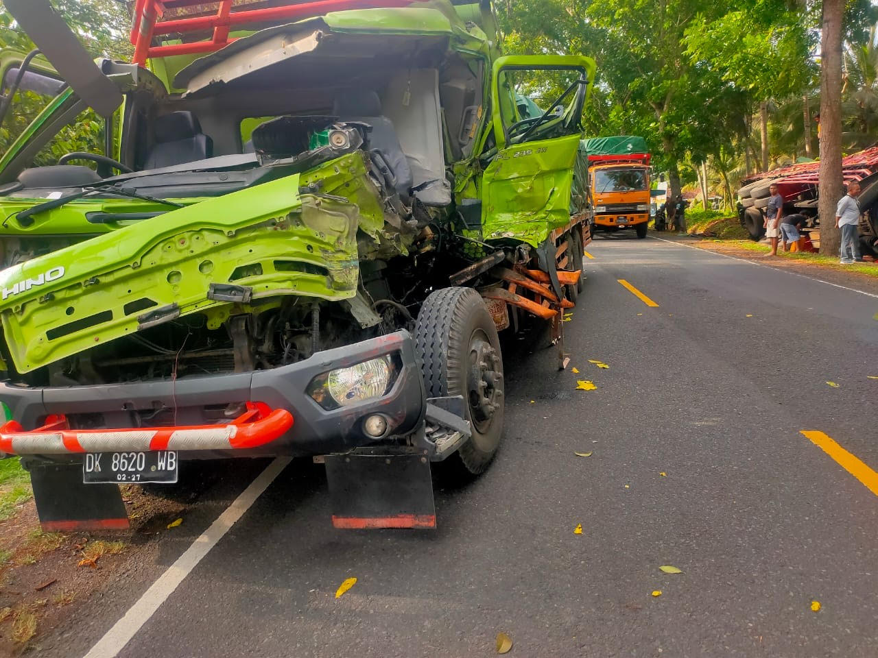 RINGSEK: Truk tronton angkut semen ringsek tak berbentuk di bagian depan sedangkan yang ditabrak rusak bagian belakang.