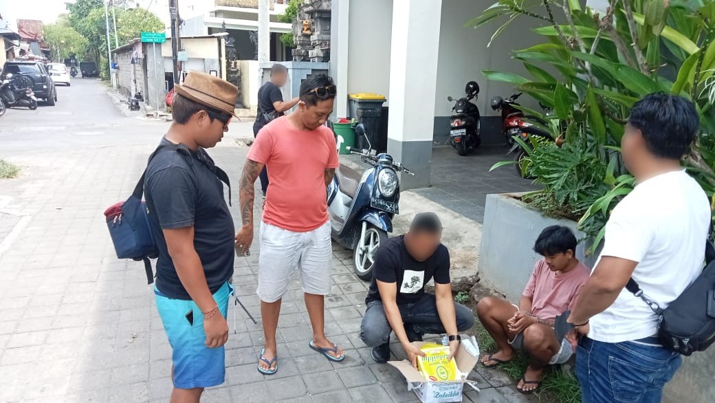 TANGKAP PENGEDAR: Petugas memeriksa barang bukti ganja saat penangkapan seorang instruktur surfing di Kuta yang nyambi jualan narkoba.