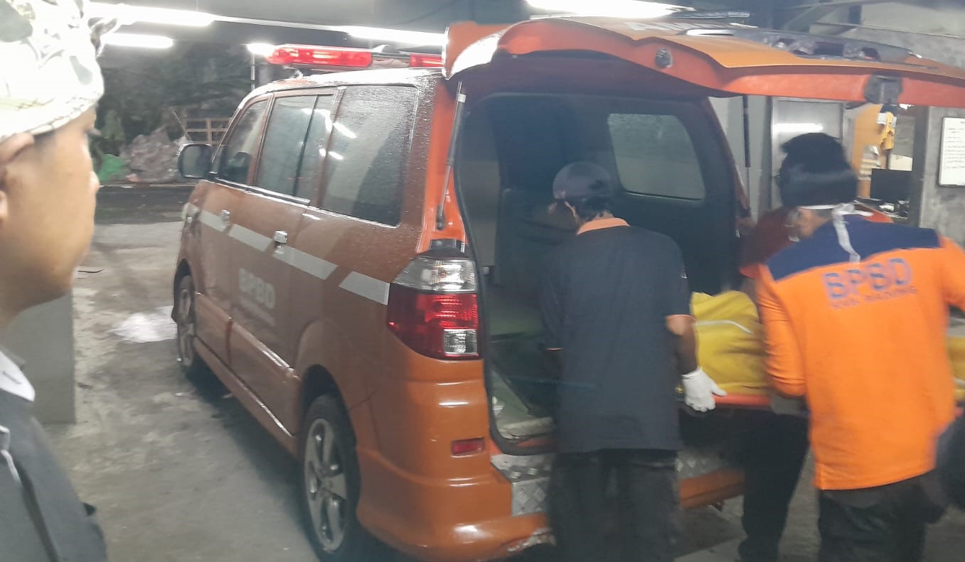 EVAKUASI: Petugas BPBD mengevakuasi jenazah turis asal Srilanka dari tempatnya menginap di Kuta, Kamis (30/11) petang.