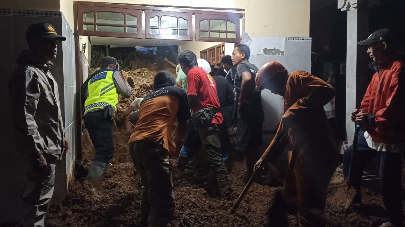 LONGSOR: Petugas gabungan dibantu masyarakat mencari korban tewas tertimbung tanah longsor di Tembuku, Bangli, Bali, Kamis (30/11) maalam.