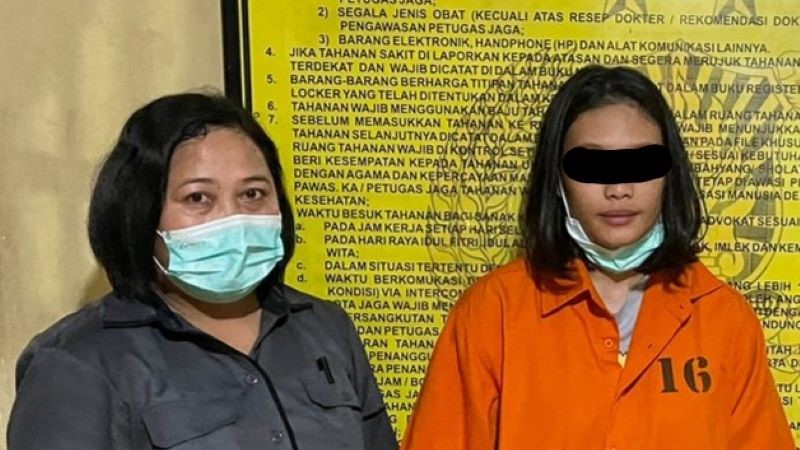 DIKERANGKENG: Penipu calon tenaga kerja (baju oranye) diamankan Polres Bandara Ngurah Rai, Badung.