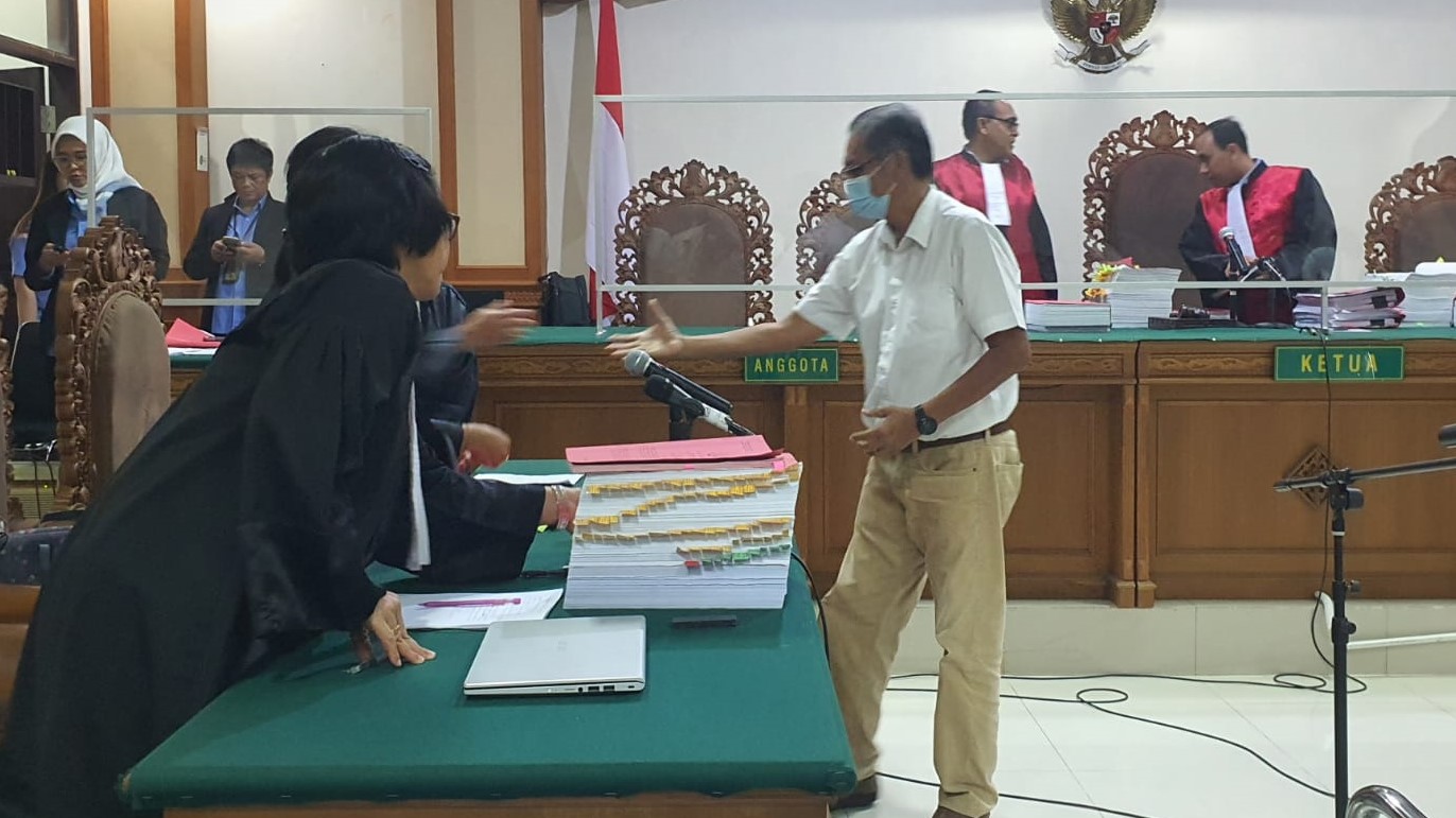 VONIS RINGAN: Sumarsetiono menyalami JPU usai divonis ringan oleh Majelis Hakim Pengadilan Tipikor Denpasar, Jumat (1/12).