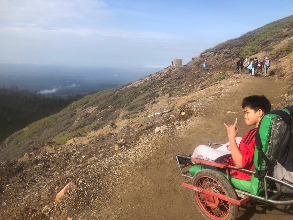 TERSEDIA OJEK TROLI: Kawah Ijen juga ramah untuk wisatawan anak-anak.