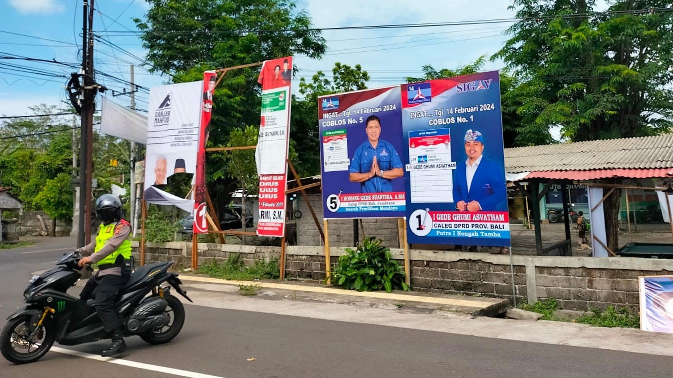 RUSAK: Baliho Caleg PDIP dan Capres-Cawapres, Ganjar - Mahfud MD di Jembrana dirusak orang.