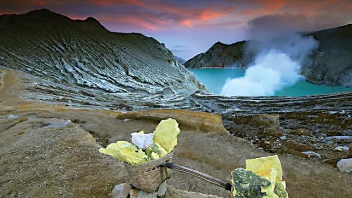 MEMPESONA:Keindahan blue fire dan panorama sun rise membuat wisatawan lokal atau asing jatuh cinta.