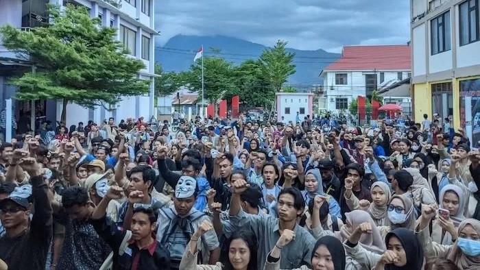 TOLAK POLITIK DINASTI: Ribuan mahasiswa berbagai perguruan tinggi di Palu, Sulteng menggelar Mimbar Demokrasi.