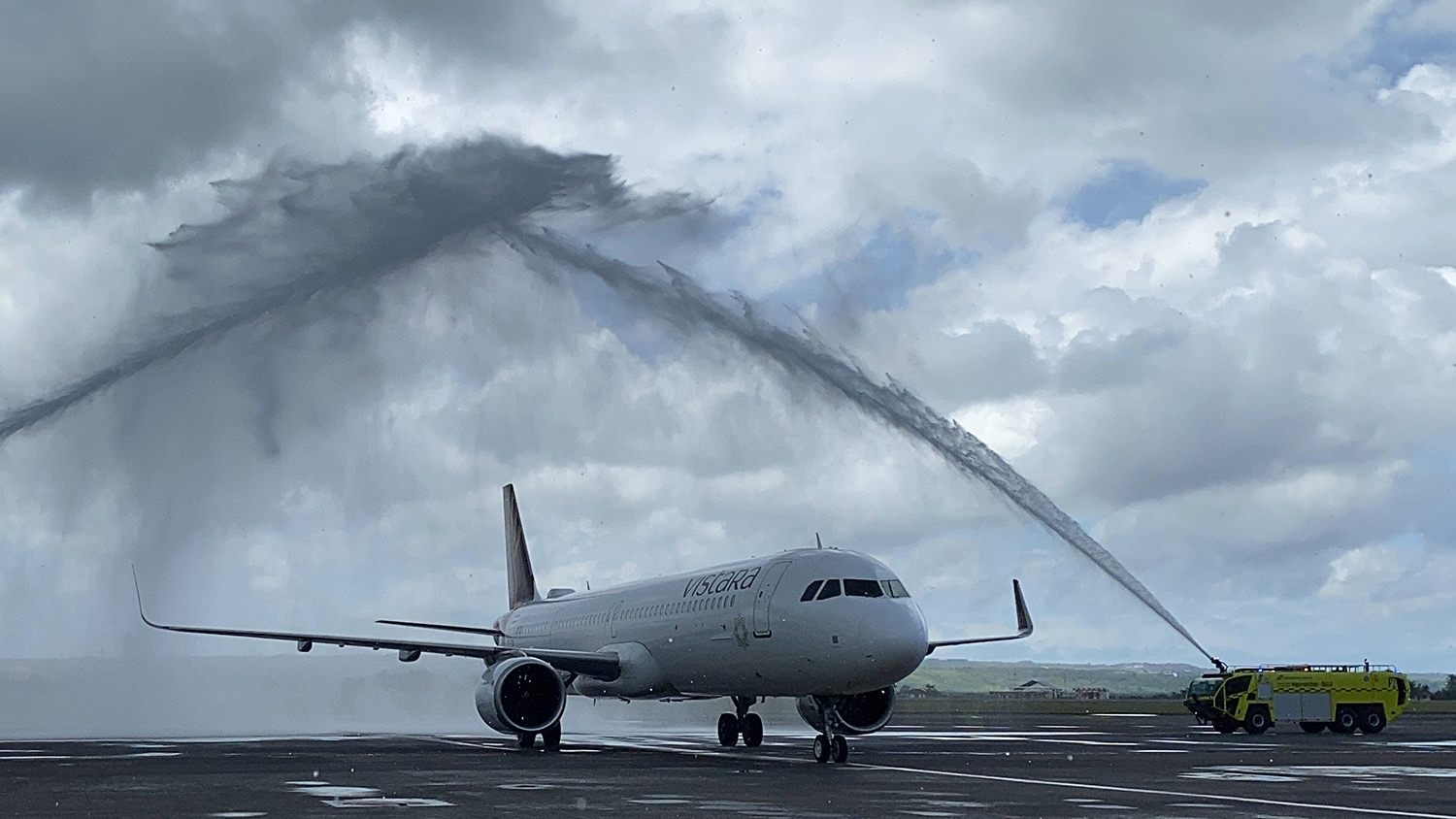 PENERBANGAN PERDANA: Bandara Ngurah Rai kini melayani rute baru India-Bali-India.