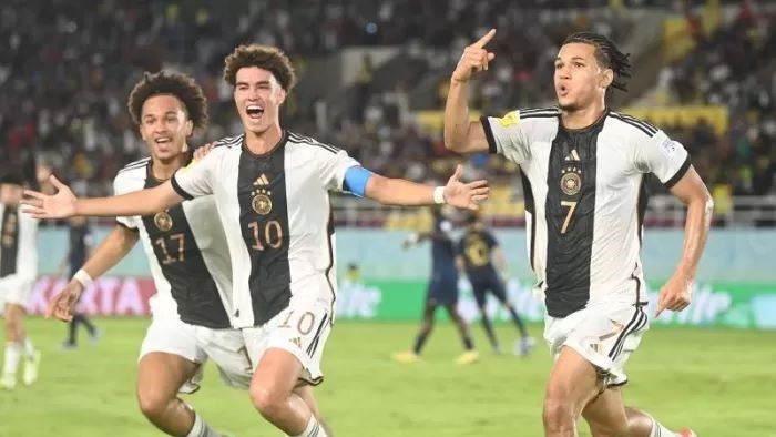 JUARA: Timnas Jerman Paris Brunner (kanan) meluapkan kegembiraannya seusai berhasil mencetak gol penalti ke gawang Timnas Prancis di final Piala Dunia U-17 2023 di Stadion Manahan, Sabtu (2/12).