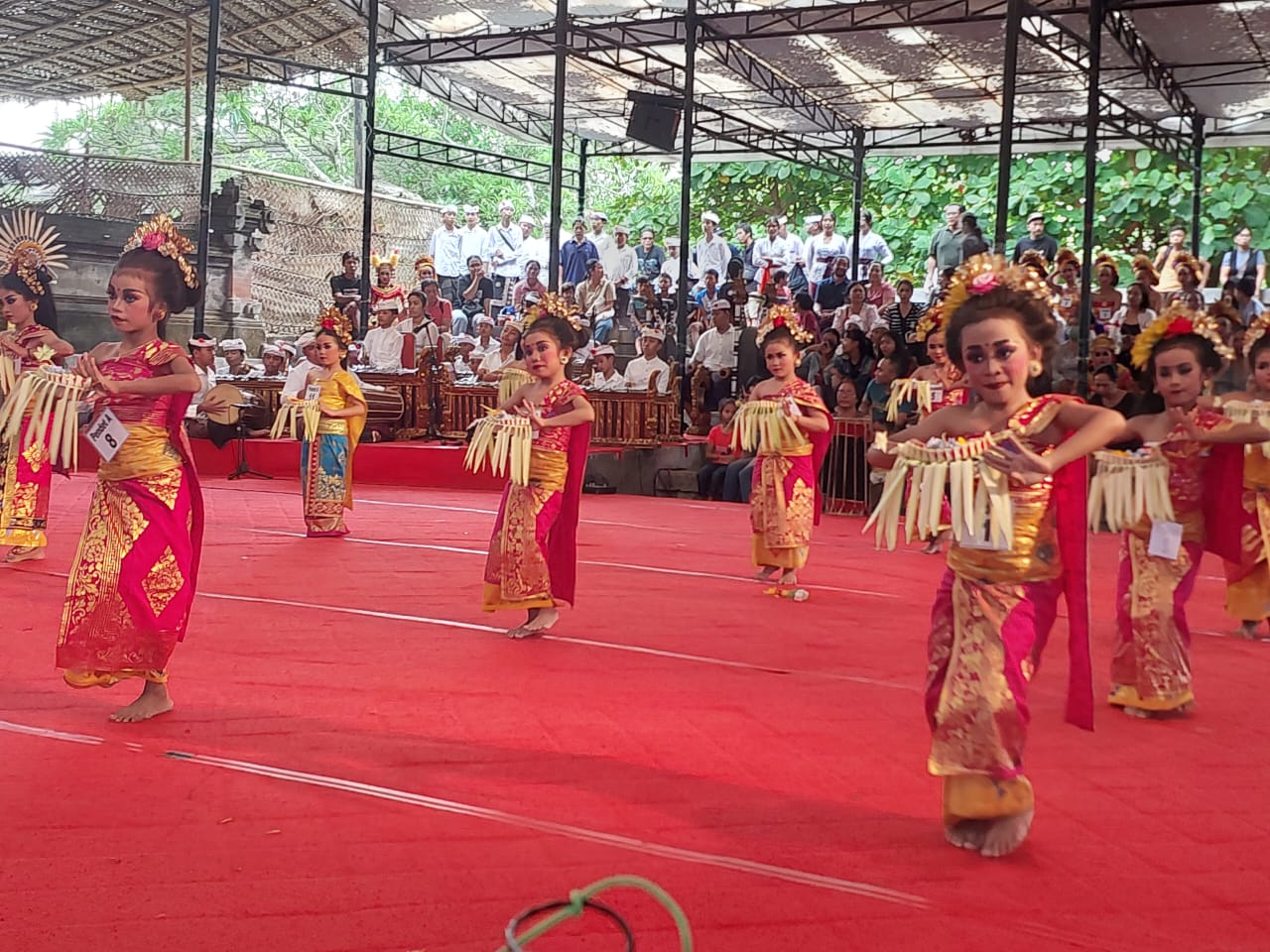 LESTARIKAN BUDAYA BALI: Ratusan anak-anak antusias mengikuti ujian kenaikan tingkat di Art Center, Denpasar, Minggu (3/12).