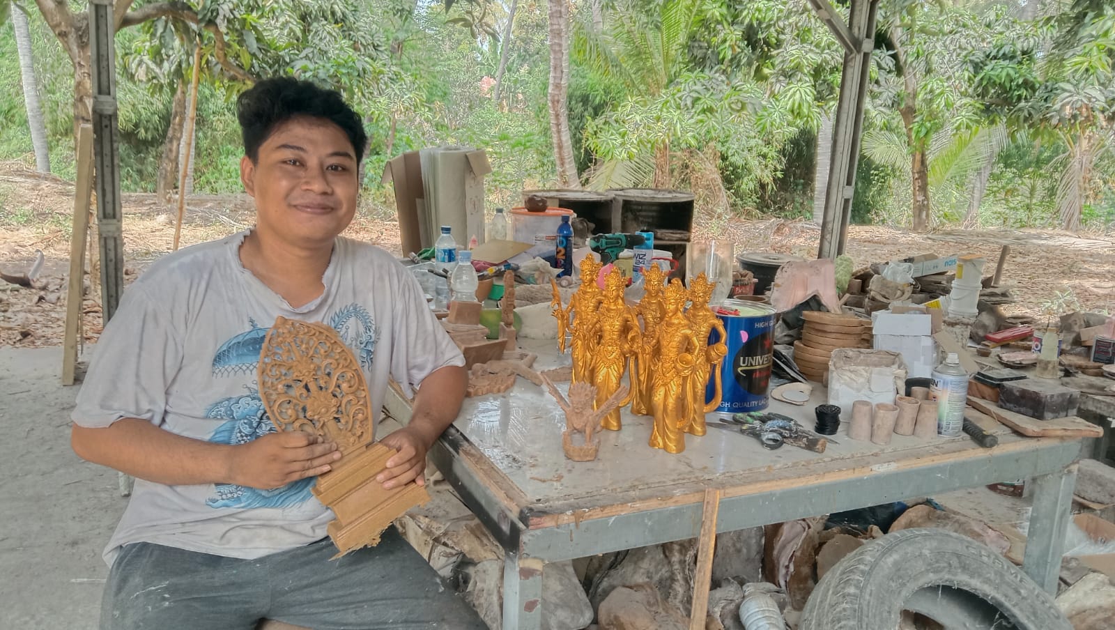 Pemuda asal Buleleng Bali, Wirakrama menunjukkan hasil karyanya yang terbuat dari limbah padi.