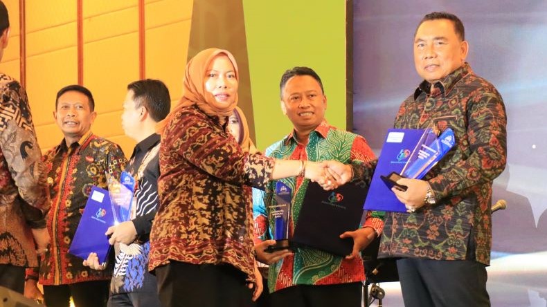 TERIMA PENGHARGAAN : Bupati Jembrana I Nengah Tamba saat menerima penghargaan Nasional dari BPS RI, Senin (4/12).