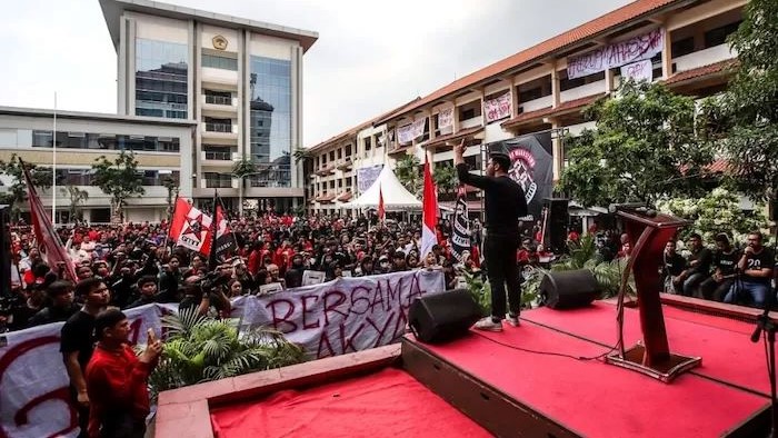 LAWAN DINASTI POLITIK: Ribuan mahasiswa yang tergabung dalam Gerakan Mahasiswa Selamatkan Demokrasi menggelar mimbar demokrasi di halaman Universitas 17 Agustus 1945 Surabaya, Jawa Timur, Rabu (6/12).