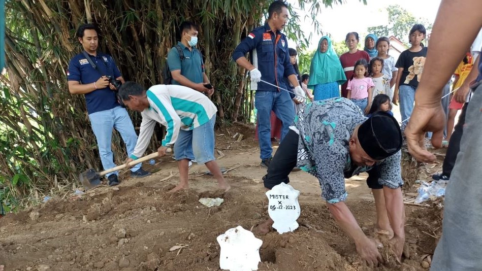 MAKAM MR X: Dinas Sosial Jembrana memakamkan jenazah Mr.X di tempat pemakaman umum (TPU) Loloan Barat, Jembrana.