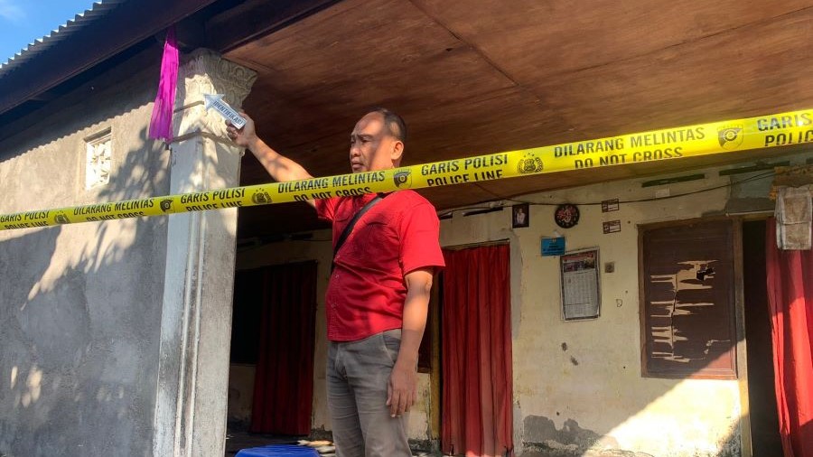 OLAH TKP: Petugas identifikasi melakukan olah TKP Gusti NS gantung diri di Karangasem, Bali, Kamis (7/12).