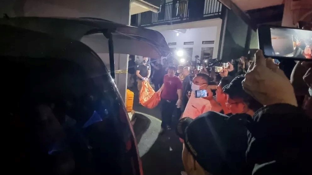 EVAKUASI: Polres Metro Jakarta Selatan membawa empat jenazah anak yang tewas di sebuah rumah kontrakan di Jalan Raya Kebagusan, Jagakarsa, Jakarta Selatan (6/12).