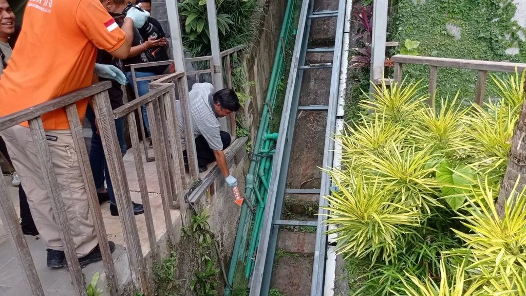 SEGERA DIADILI: Petugas identifikasi saat olah TKP di lift maut ayuterra resort Ubud, Bali tiga bulan lalu.