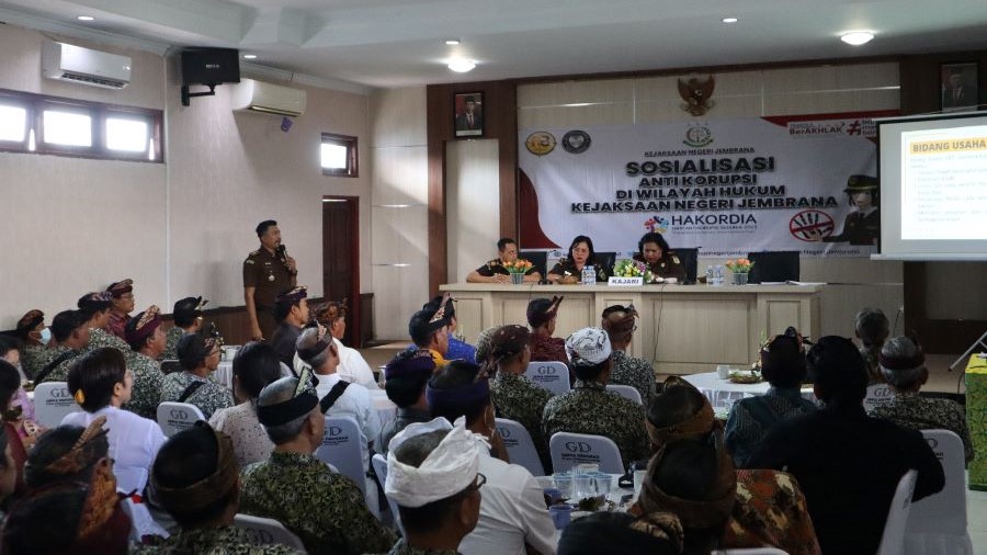 CEGAH KORUPSI:Sosialisasi pencegahan korupsi yang diikuti Kepala dan Badan Pengawas LPD se-Jembrana yang dilaksanakan Kejari Jembrana.