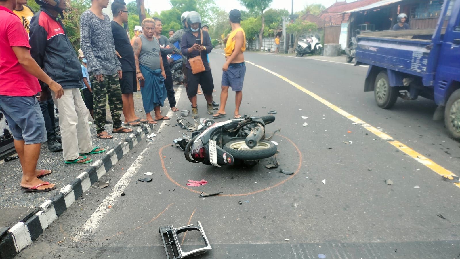 LAKALANTAS:Motor Ari Wahyudi hancur setelah kecelakaan di Jalan Raya Amlapura-Singaraja tepatnya di Banjar Dinas Baturinggit Kelod, Desa Baturinggit, Kubu, Jumat (8/12) sore.