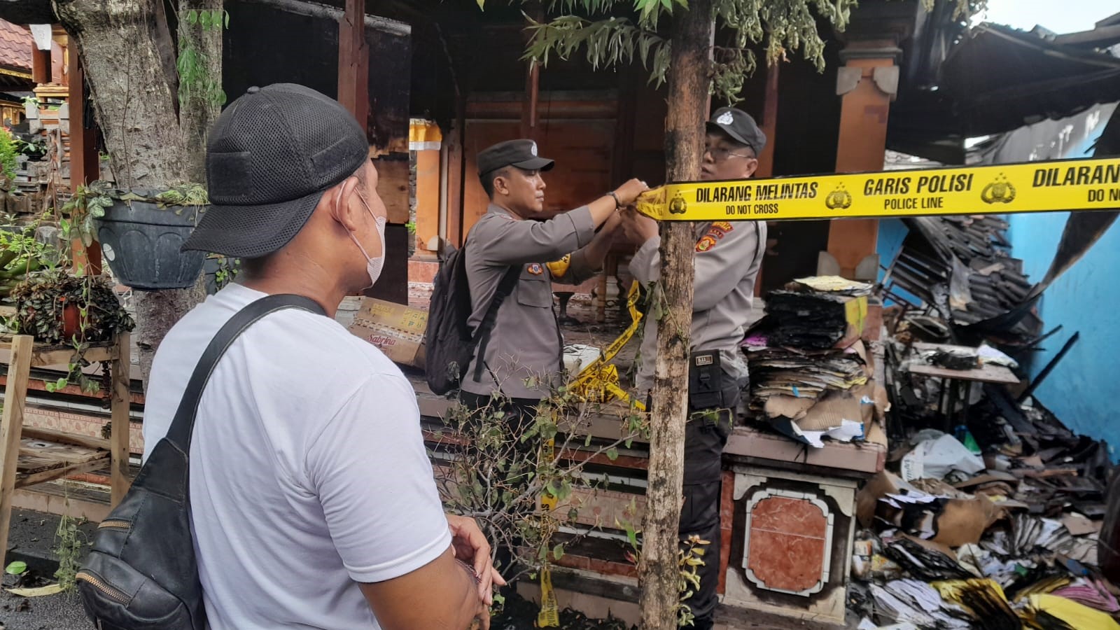 LUDES: Rumah kakek Nurji di Denpasar ludes terbakar yang nyaris merenggut nyawa cucunya.
