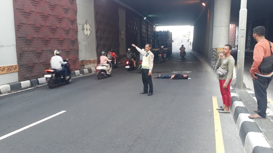 TERKAPAR: IS ditemukan terkapar bersimbah darah di Underpass Dewa Ruci usai melompat dari atas jembatan.