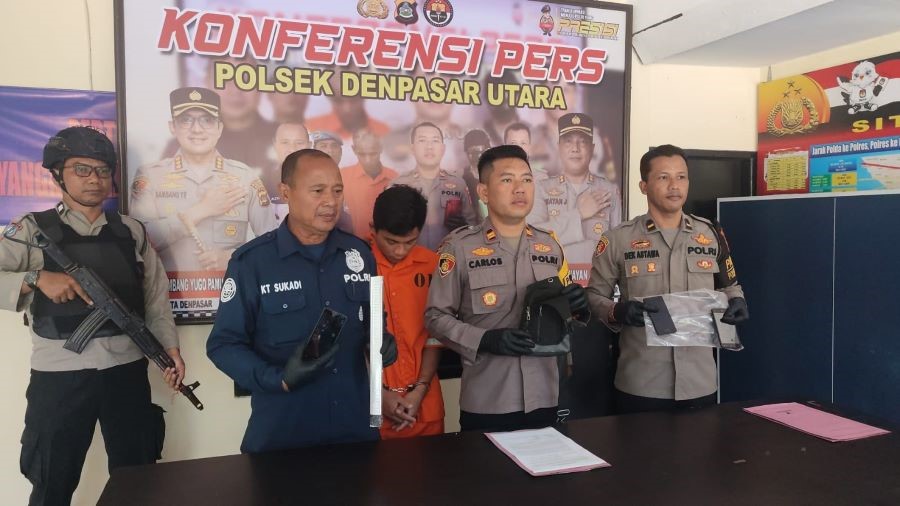 BOBOL TOKO: Ricky hanya tertunduk lesu saat kasusnya dibeberkan di Mapolsek Denpasar Utara.