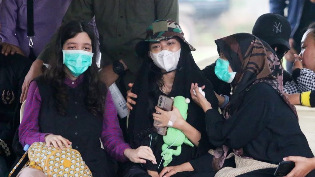 PEMAKAMAN: Isak tangis DP ,27, ibu dari 4 anak yang tewas di bunuh ayah kandungnya saat prosesi pemakaman di Tempat Pemakaman Umum (TPU) Perigi Sawangan, Depok, Jawa Barat, Minggu (10/12).