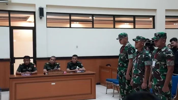 LOLOS DARI MAUT: Tiga Praka yakni RM, HS dan J dihukum penjara seumur hidup dan pecata dari TNI kasus pembunuhan Imam Masykur di Pengadilan Militer Jakarta, Selasa (12/12).