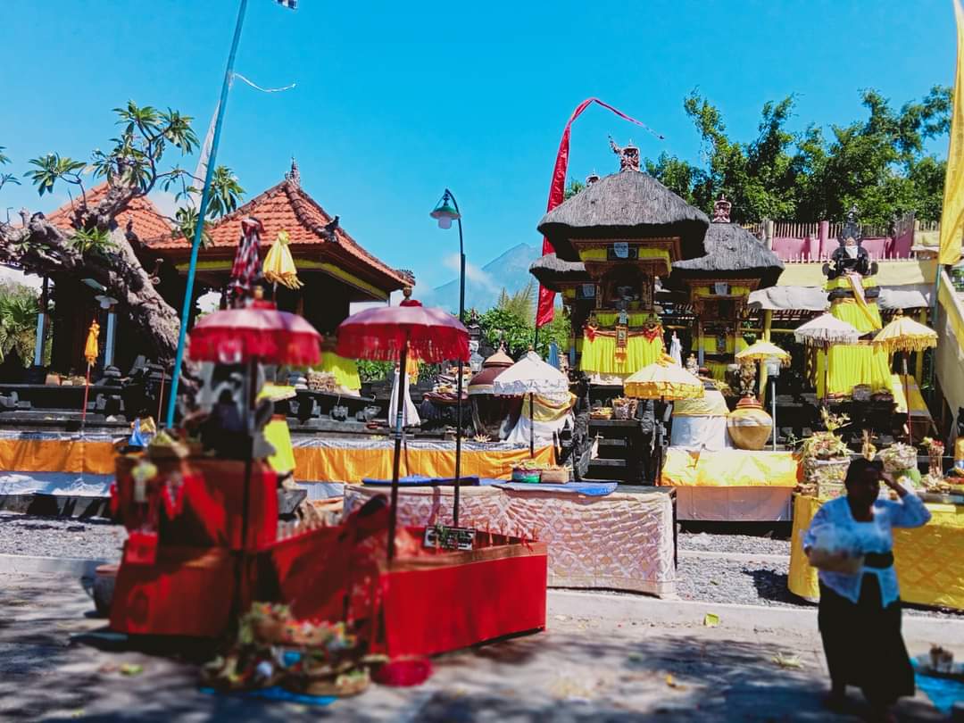 Pura Manik Kembar di Desa Datah, Karangasem kerap dikunjungi pemedek yang memiliki anak kembar