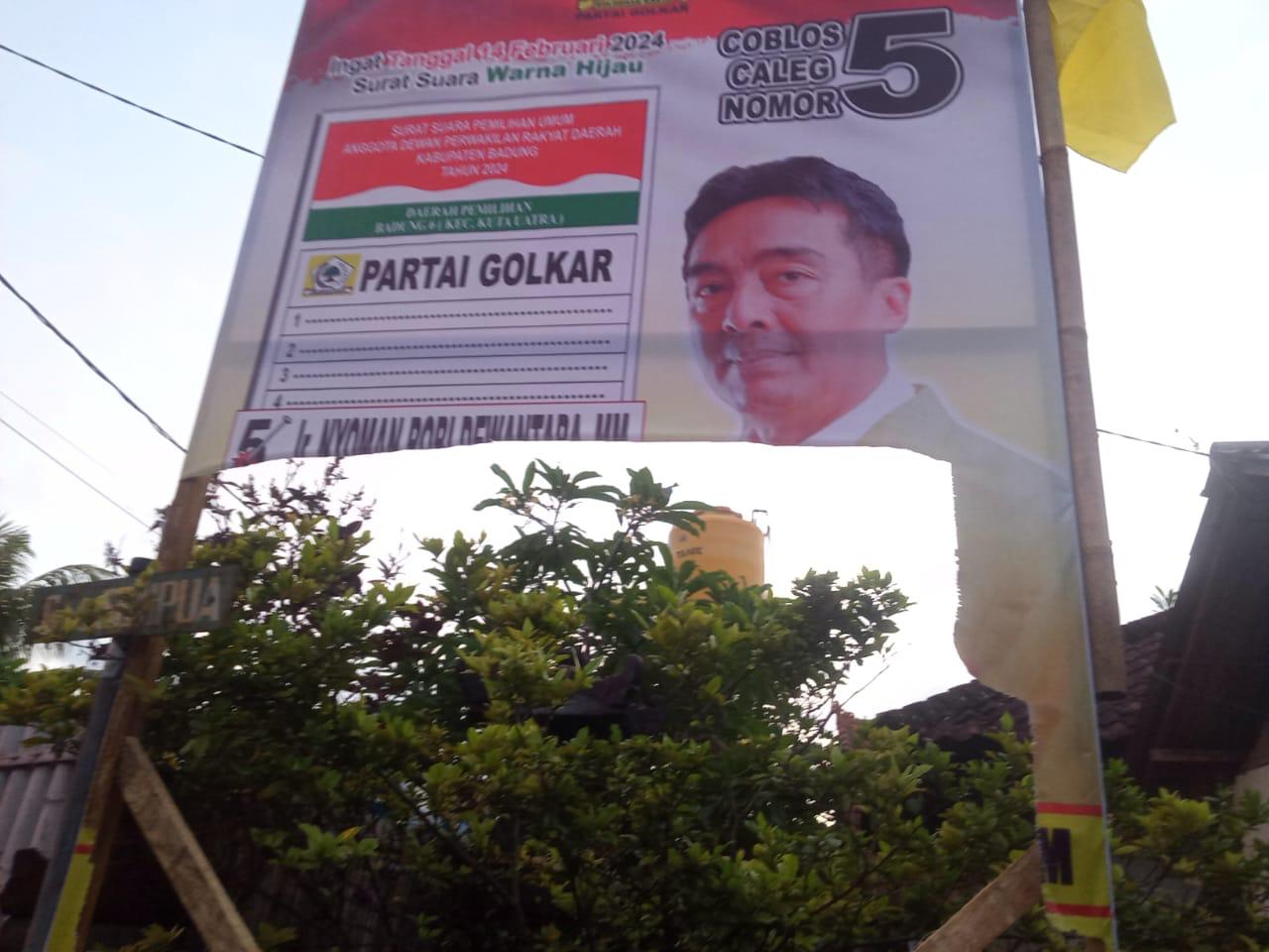 BALIHO GOLKAR DISOBEK DI BALI: Salah satu Baliho Caleg DPRD Badung dari Partai Golkar yang telah dirusak.